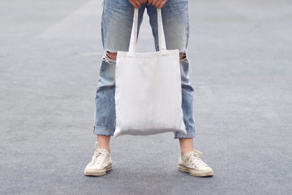 A person holding a reusable bag